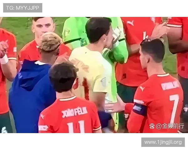 西班牙全员为葡萄牙鼓掌时 亚马尔摘下银牌回更衣室的瞬间 西班牙全员为葡萄牙鼓掌时 亚马尔摘下银牌回更衣室的瞬间